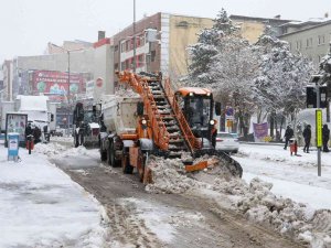 Van Büyükşehir Belediyesi 24 Saat İçerisinde 9 Bin Ton Karı Şehir Dışına Taşıdı
