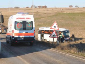 Yolcu Otobüsü Tarlaya Uçtu: 8 Yaralı