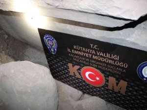 Kütahya’da Roma Dönemine Ait Ağlama Duvarı Ve İki Taş Sütun Ele Geçirildi