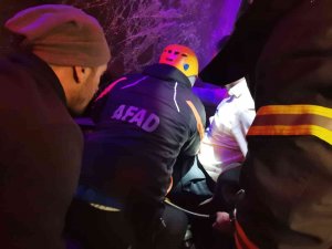 Bilecik’te Yolcu Otobüsü Tıra Arkadan Çarptı, Muavin Araç İçinde Sıkıştı
