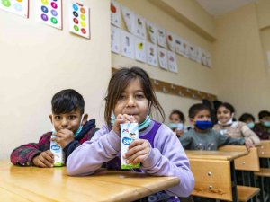 Büyükşehir Belediyesi 1,5 Ton Sütü Miniklere Ulaştırıyor