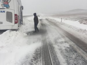 Viranşehir’de 40 Kişinin Bulunduğu Yolcu Otobüsü Kara Saplandı