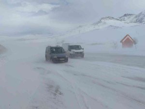 Van’da Kar Yağışı Ve Tipi Kurubaş Geçidi’nde Etkili Oluyor