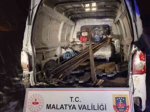 İ̇nşaattan Demir Çalan Hırsızların Aracı Kara Saplandı