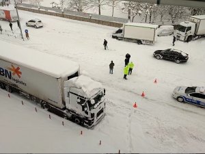 Genç-diyarbakır Yolu Ulaşıma Kapandı, Onlarca Araç Yolda Kaldı