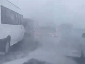 Van’da Şehirler Arası Yollar Fırtına Ve Tipi Nedeniyle Kapatıldı