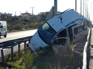 Hafif Ticari Araç Önce Bariyerlere Ardından Aydınlatma Direğine Çarptı: 4 Yaralı