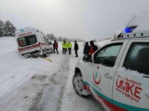 Ambulans Kara Saplandı, İmdadına Umke Ve Karayolları Ekipleri Yetişti