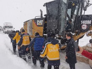 Elazığ’da Mahsur Kalan Yaşlı Hastanın Yardımına Sağlık Ekipleri Yetişti