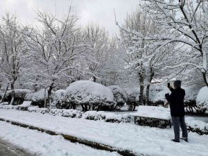 Dışarıda Kartopu Oynayarak Stres Attıktan Sonra Kaplıca Suyunda Şifa Buluyorlar