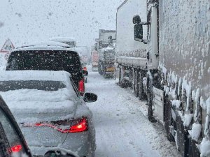 Kar Yolları Kapattı, Kilometrelerce Kuyruk Oluştu
