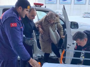 Otoyolda Kalanlara Kumanya Dağıtıldı