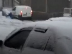 Karlı Yolda Araç Kaydı, Küçük Çocuk Ölümden Döndü