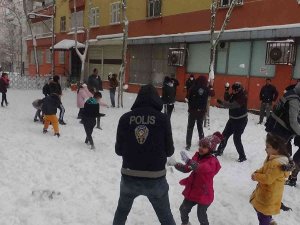 Diyarbakır’da Polis Ve Çocuklar Kar Topu Oynadı, Vatandaşlar İse Halay Çekti
