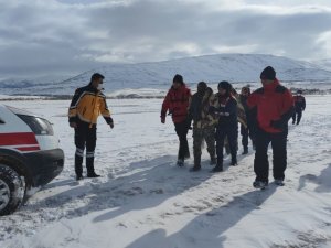 Yaptıkları Strafor Botla Barajda Buzlar Arasında Mahsur Kaldılar