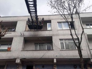 Bayrampaşa’da Korkutan Yangın, Evde Uyuyan Çocukları Vatandaşlar Kurtardı