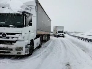 Kar Nedeniyle Rampayı Çıkamayan Sürücüler Yolda Mahsur Kaldı