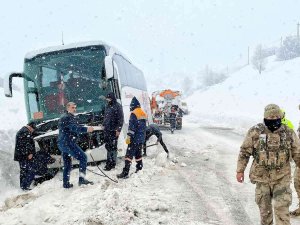 Kara Saplanan Otobüs Kurtarıldı