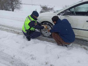 Yolda Kalan Araçlara Zincir Takan Güvenlik Güçlerinden Sürücülere Çorba İkramı
