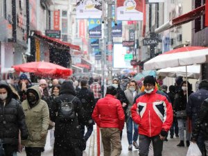 Samsun Şehir Merkezinde Aralıklarla Kar Yağışı