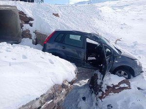 Kontrolden Çıkan Otomobil Dereye Uçtu: 2 Yaralı