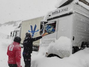 Yollarda Mahsur Kalanlara Kumanya Desteği Verildi