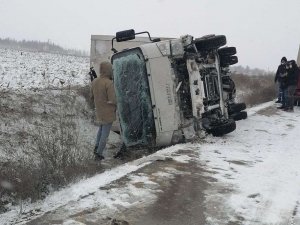 Buzlu Yolda Kontrolden Çıkan Kamyonet Devrildi, 2 Kişi Yaralandı