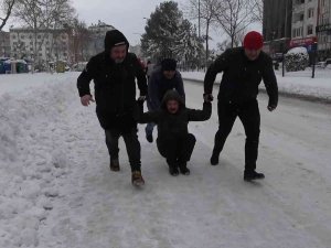Ağaçlar Devrildi, Araçlar Yolda Mahsur Kaldı