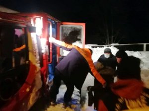 Kar Kalınlığının 1,5 Metreyi Bulduğu Köyde Mahsur Kalan Hasta Paletli Kar Aracıyla Hastaneye Ulaştırıldı