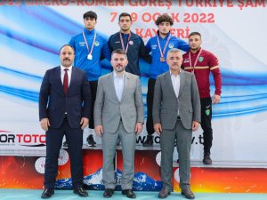 Sakarya’nın Güreş Takımı Minderin Tozunu Attı