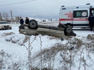 Yoldan Çıkarak Takla Atan Otomobildeki 2 Kişi Yaralandı