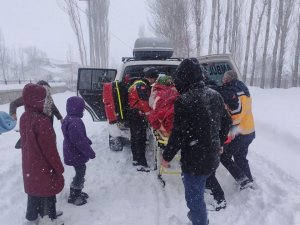 Karda 1 Kilometre Yürüyen Sağlıkçılar Hamile Kadını Hastaneye Ulaştırdı