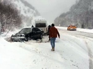 Boyabat’ta Kar Nedeniyle Araçlar Yolda Kaldı