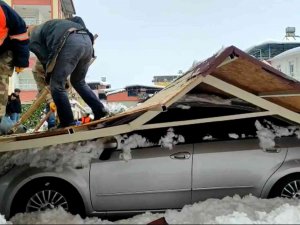 Gaziantep’te Çatı Çöktü, 20 Araç Hasar Gördü