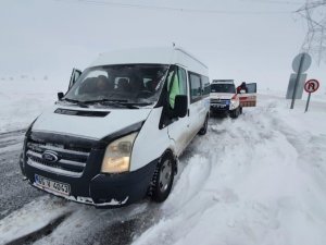 Yolda Mahsur Kalıp Donma Tehlikesi Geçiren Yolcular Kurtarıldı