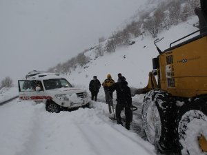 Kulp’ta Ambulanslar Karda Mahsur Kaldı