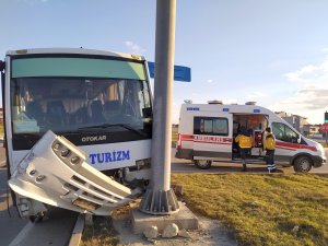 İ̇şçi Servisi İle Otomobil Çarpıştı: 3 Yaralı