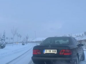 Buzlanan Yolda Araçlar İlerlemekte Güçlük Çekti