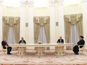 Putin’le Görüşen İ̇ran Cumhurbaşkanı Reisi: "40 Yılı Aşkın Bir Süredir Abd’ye Karşı Direniyoruz"