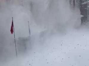 Bolu’da Üzerlerine Kar Kütlesi Düşen 2 Öğrenci Ölümden Döndü