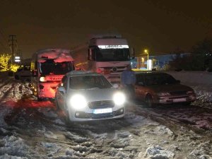 Yolun Açılmasından Umudunu Kesen Sürücüler Araçlarını Terk Etti
