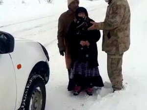 Jandarma Yaşlı Çifti Yolda Bırakmadı