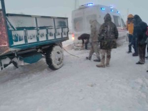 Sason’dan Batman’a Hasta Taşıyan Ambulans Yolda Kaldı, Jandarma Ve Köylüler Seferber Oldu