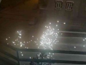 Elektrik Tellerinden Çıkan Kıvılcımlar Geceyi Aydınlattı