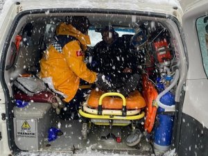 Sinop’ta Yaşlı Kadın Kar Paletli Ambulansla Hastaneye Yetiştirildi