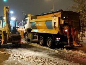 Diyarbakır’da Kar Mücadelesi Aralıksız Sürüyor