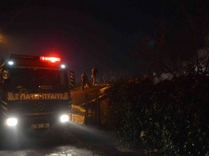 Sarıyer’de İki Katlı Binanın Çatısı Alev Alev Yandı