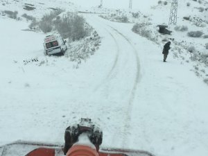Karlı Yolda Kontrolden Çıkan Ambulans Tarlaya Düştü