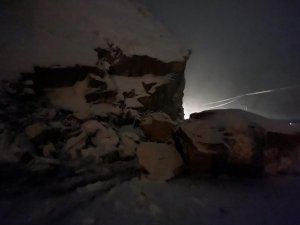 Şırnak’ta Dev Kayalar İlçe Yolunu Ulaşıma Kapattı