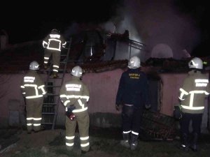 Elektrik Kontağından Çıkan Yangında Tek Katlı Ahşap Ev Küle Döndü